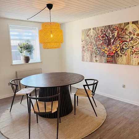 Dejlig Hus I Hjertet Af Med Egen Terrasse Og Alt Du Behover Som Handklaeder Og Sengelinned Villa *